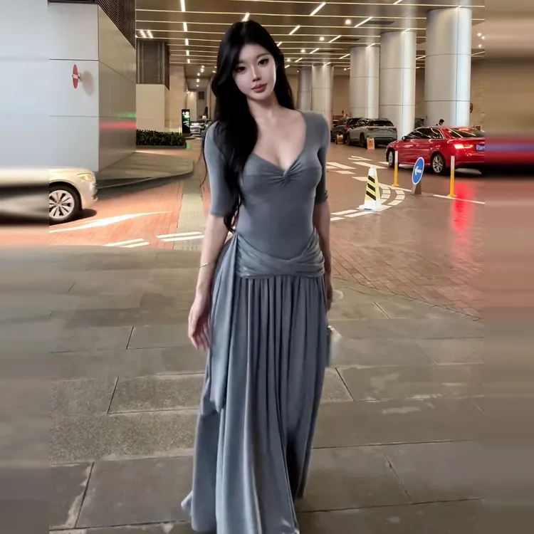 法式纯欲性感灰色扭结连衣裙子女夏季2025新款高级感气质收腰长裙