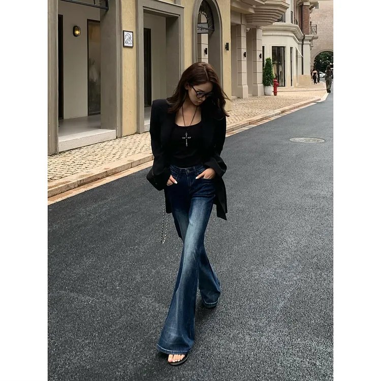 血色樱桃直筒微喇女不贴腿复古拖地牛仔裤通勤早秋穿搭秋冬女装