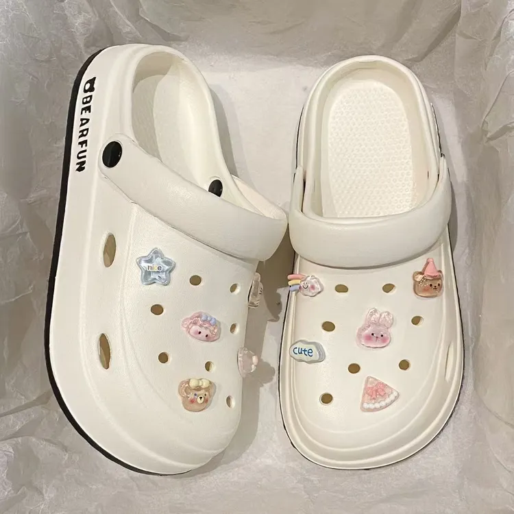 2025新款踩屎感煤球洞洞鞋女外穿防滑包头沙滩厚底软底卡通拖鞋