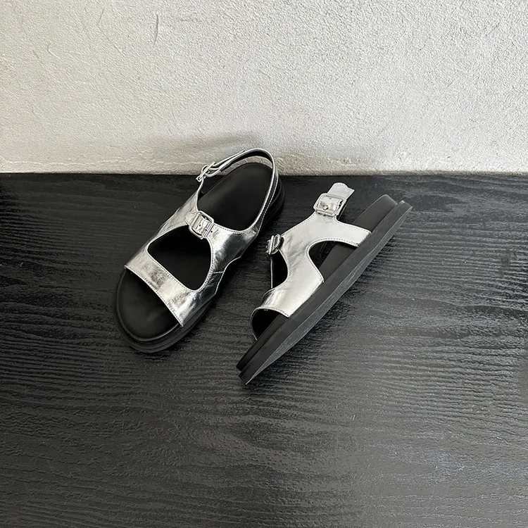 新款复古百搭平底沙滩罗马真皮银色软底舒适一字扣带度假小众凉鞋