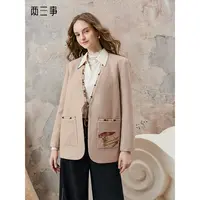 两三事 琥珀柔光 2025秋冬新款复古串珠绑带刺绣口袋毛呢外套女
