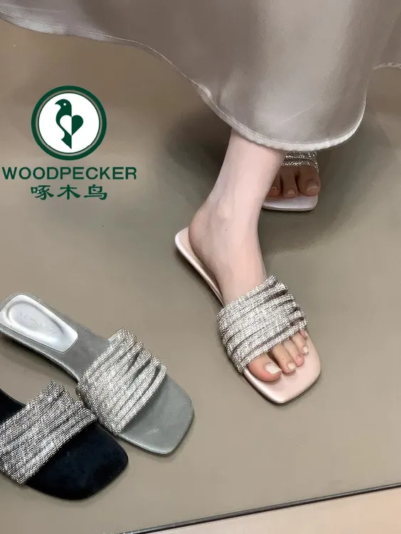啄木鸟高级感外穿时尚一字拖鞋女2025夏季懒人水钻带低跟露趾凉拖