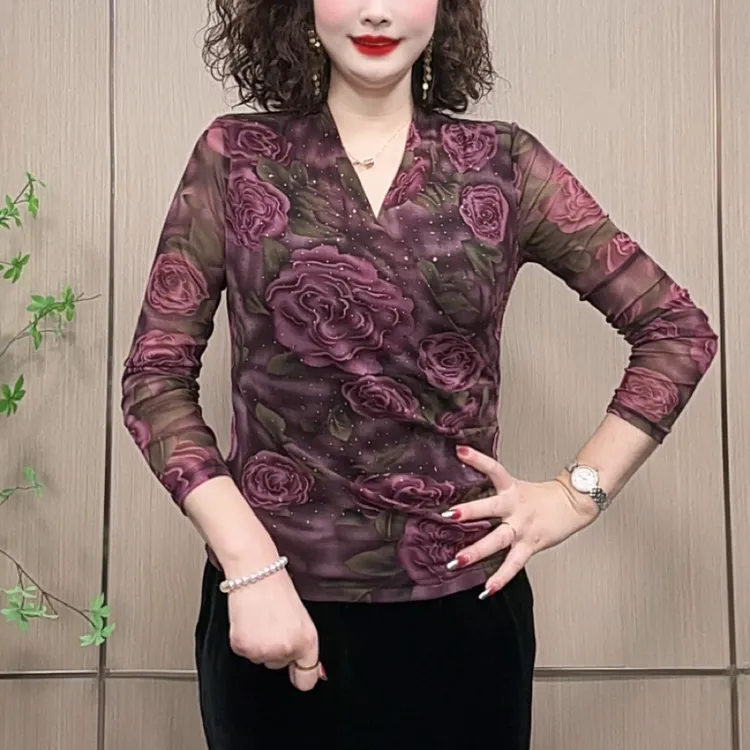 时髦秋季新款烫钻交叉领时尚洋气女士长袖肌肤纱V领显瘦打底衫女