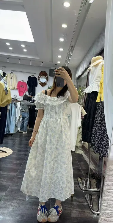 夏季新品法式甜美一字肩碎花连衣裙女蕾丝拼接度假风长裙减龄显瘦