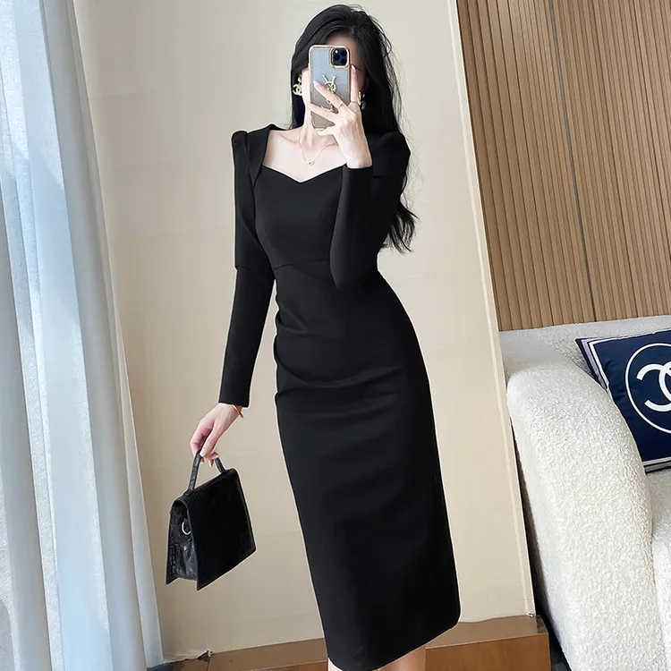 法式长袖方领连衣裙女2026春季新款时尚气质修身显瘦包臀小黑裙子