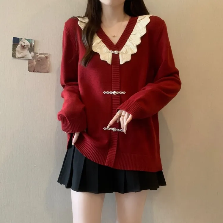 大码女装2025秋新款V领花边珍珠盘扣长袖针织衫宽松遮肉显瘦毛衣