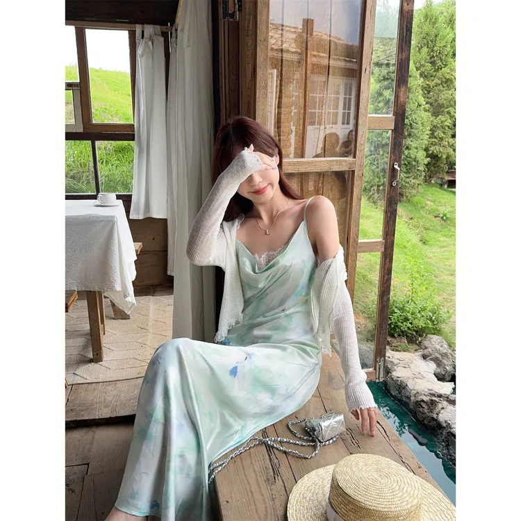 度假风渐变色碎花吊带连衣裙女2025夏季新款收腰显瘦优雅气质长裙