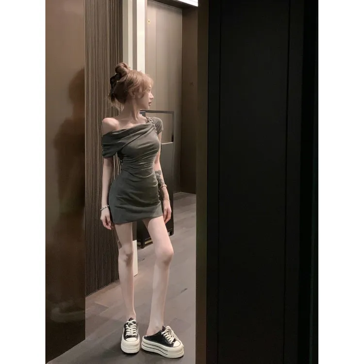 纯欲风夏季辣妹斜肩连衣裙设计修身一字短袖褶皱气质