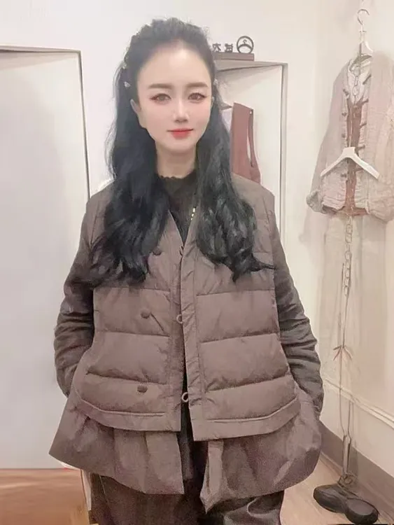 2025冬季90白鸭绒羽绒马甲女轻薄荷叶下摆短款立领百搭保暖马甲