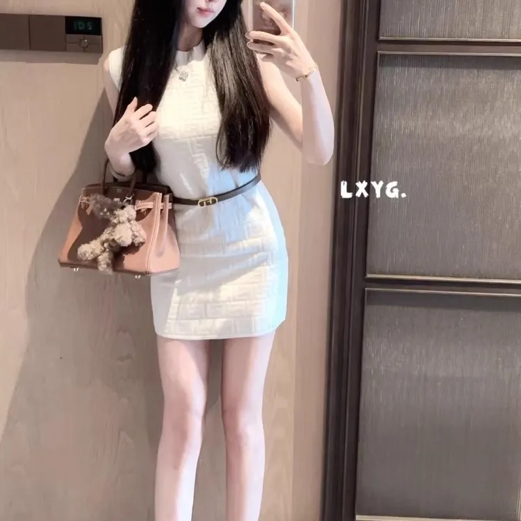 夏季新款名媛气质纯欲无袖针织连衣裙女小个子轻奢别致内搭包臀裙