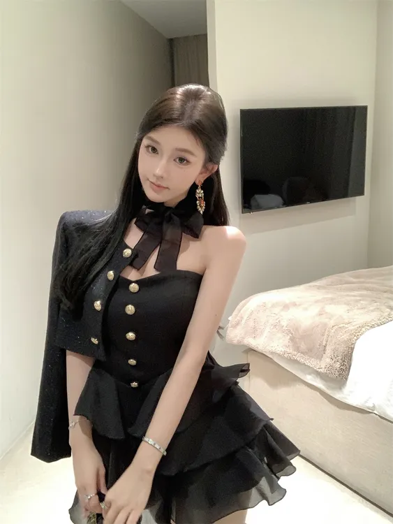 黑色挂脖蝴蝶结装饰性感辣妹吊带抹胸连衣裙金属扣荷叶边短外套