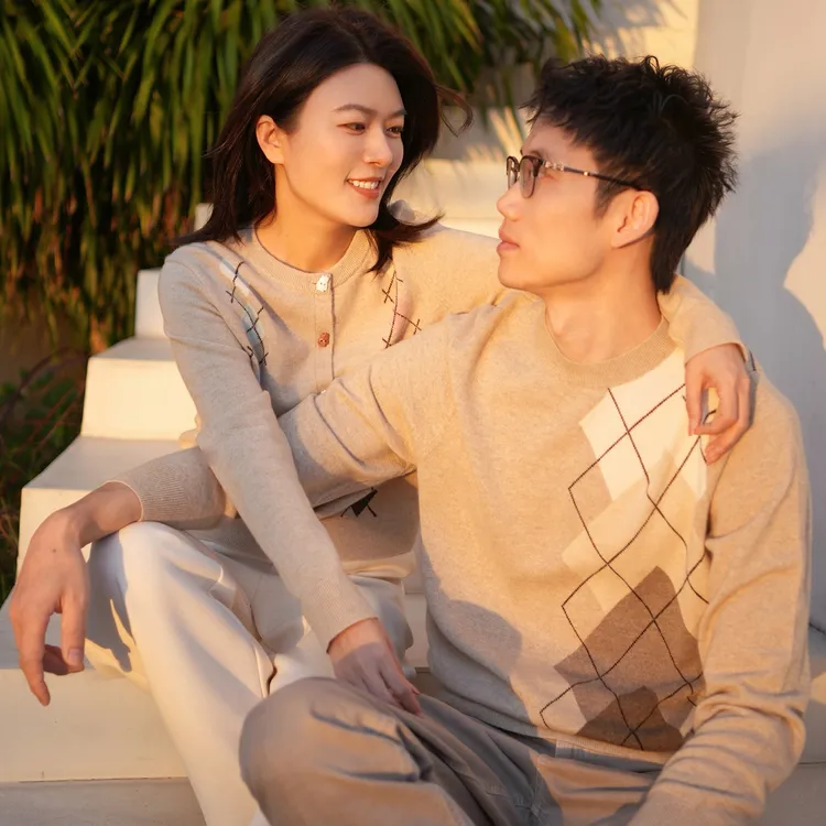 Manchenh"菱格暖绒"原厂纱100羊绒全手工挂毛陶瓷扣菱格针织衫