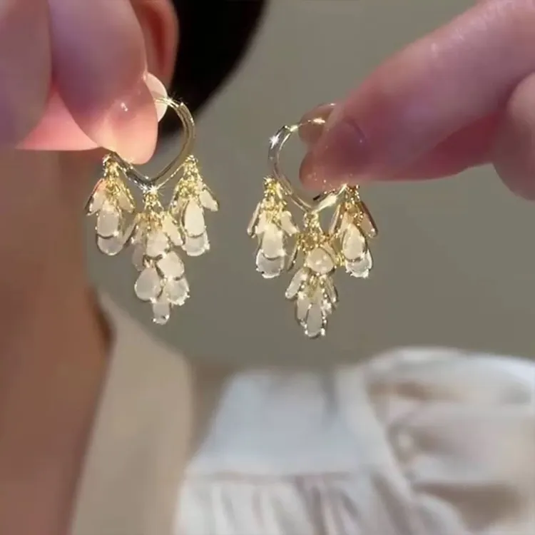 铜合金亚克力耳饰 灵动！气质水滴流苏耳扣女新款精致适合圆脸大脸