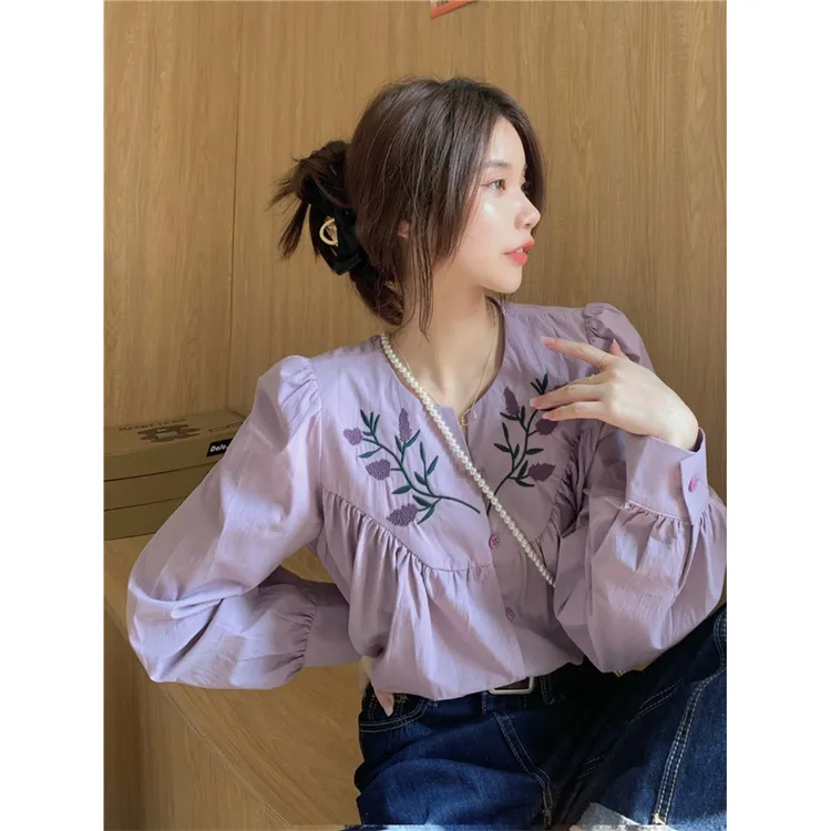 法式复古刺绣V领衬衫女春季2025新款设计感紫色宽松泡泡长袖上衣