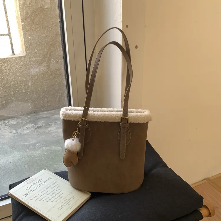 冬季毛绒包包女式2025新款韩系百搭水桶包高级感小众通勤单肩包