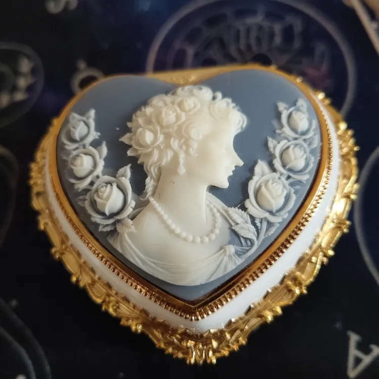 日货回流的文玩杂货。一个首饰盒很漂亮长10厘米宽8厘米。