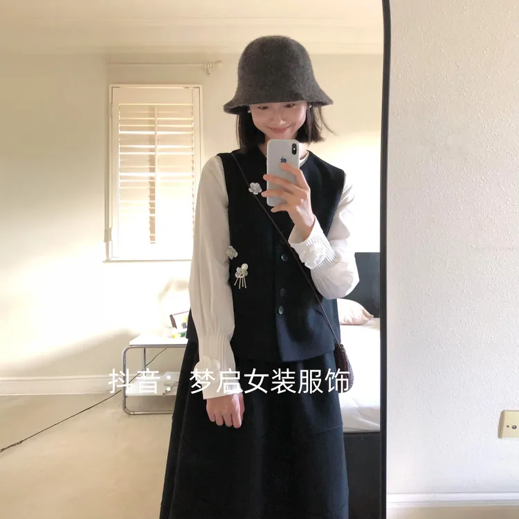 巨好看的早秋一整套韩系松弛感穿搭黑色马甲背心花苞半身裙套装女