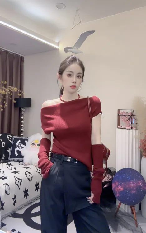 L.X~韩系辣妹一字肩斜肩修身针织衫红色露肩不规则毛衣带袖套6860