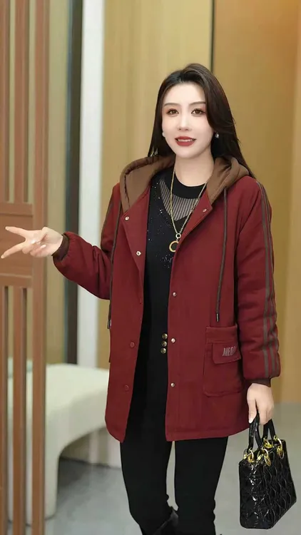 秋冬新款休闲时尚洋气宽松显瘦加绒加厚保暖连帽妈妈装棉服