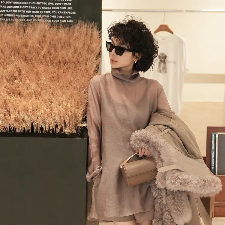 PanYiXiu/潘依绣铜氨丝精致主义轻薄流光空气半高领衬衫 W-61673