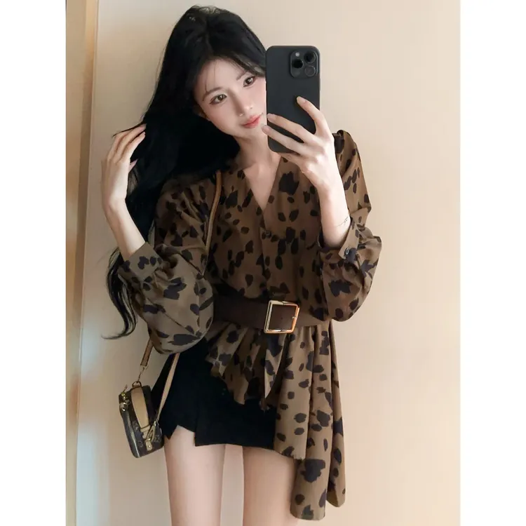 秋季法式复古豹纹V领收腰长袖衬衫女送腰带不规则辣妹灯笼袖上衣