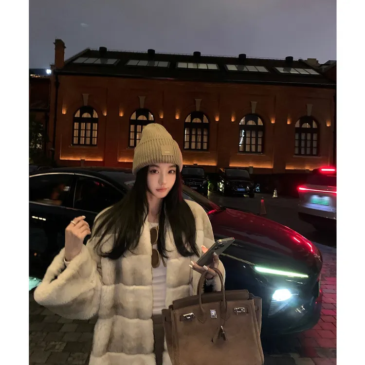 区区欧阳"千金龙猫"限量高品霜色獭兔！奢柔贵妇感横排雷克斯皮草