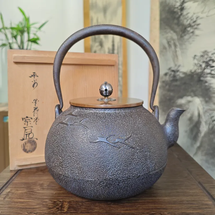 【高级品】金寿堂 三代雨宫造 柚肌纹丸型老铁壶  满水容量约1100ml