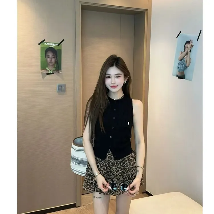 美貌野心家泡菜订制黑色扣子冰丝背心+豹纹雪纺半裙套装