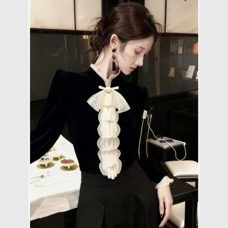 黑色丝绒上衣女2025冬季小众不撞款时髦洋气复古盘扣蕾丝拼接衬衣