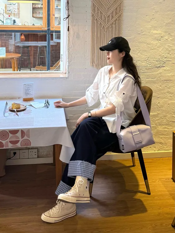 2025早春新款翻领白色纽扣衬衫收腰设计感韩系上衣女百搭直筒裤