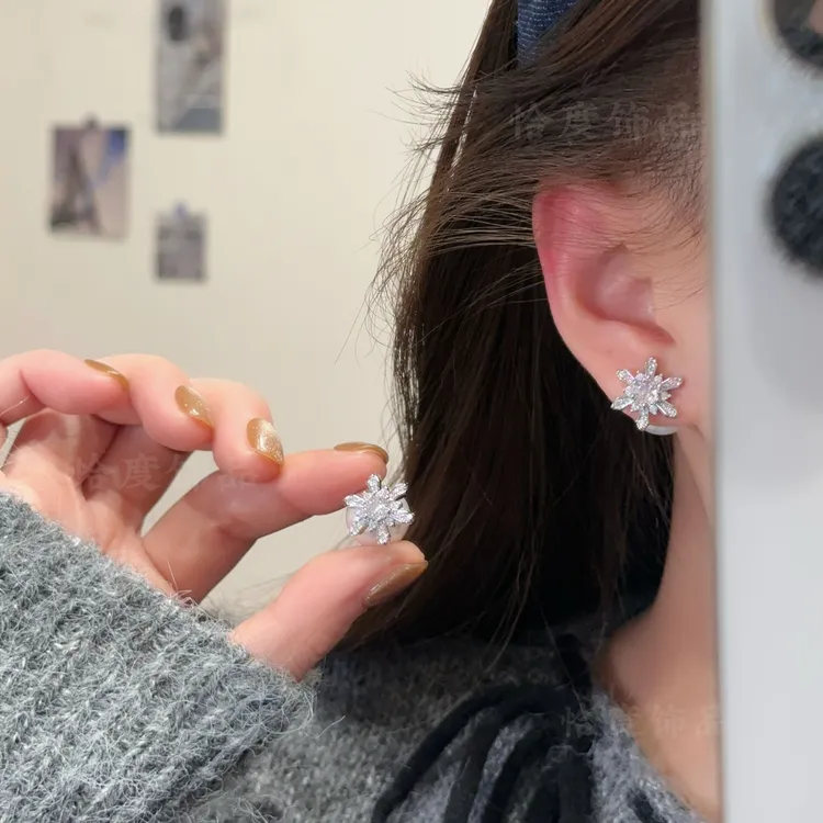 铜合金仿珍珠耳饰 【恰度】冬日新款精致锆石雪花珠珠耳钉