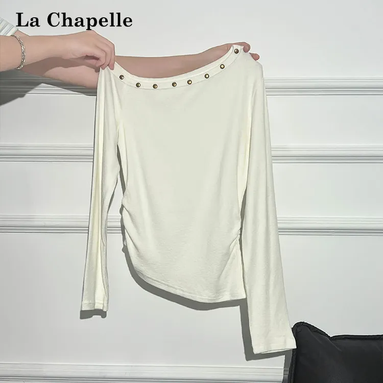 拉夏贝尔设计感斜领钉珠拼接长袖T恤女秋季不规则褶皱下摆小上衣