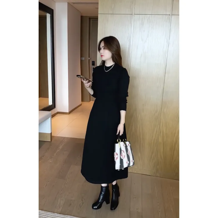 2025赫本风半高领连衣裙女秋冬新款显瘦长袖气质法式过膝打底裙
