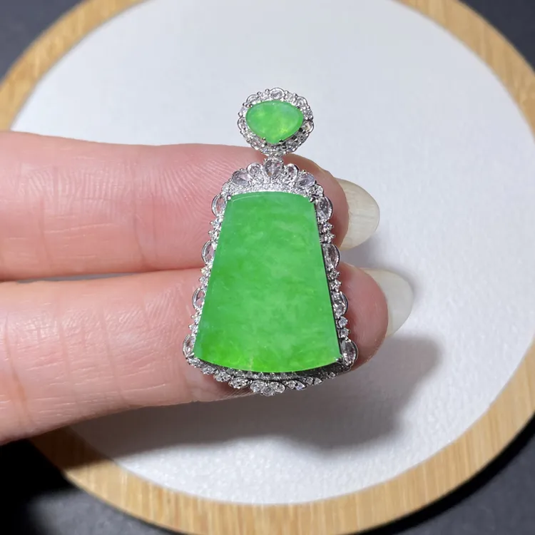 18k金镶嵌缅甸翡翠冰种阳绿无事牌吊坠