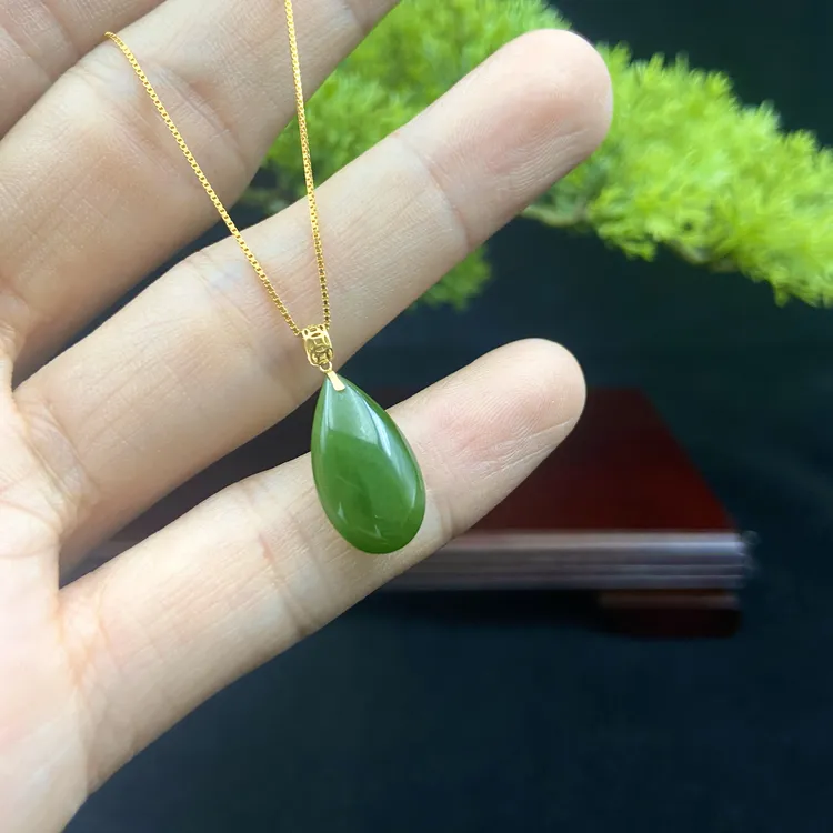 碧玉迷你小水滴吊坠18k金镶双面可戴百搭精致21×8×4mm有少许黑点