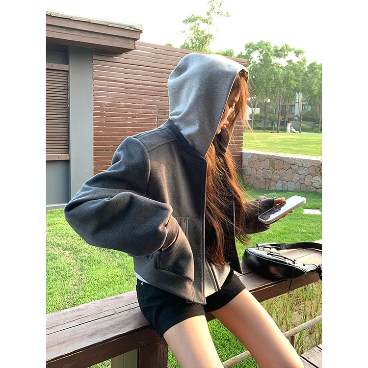 高级感短款外套女早秋季2025新款休闲超火减龄韩系灰色夹克棒球服