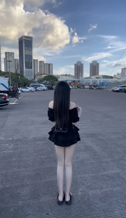 高品质升级款一字肩上衣蓬蓬蛋糕短裙套装