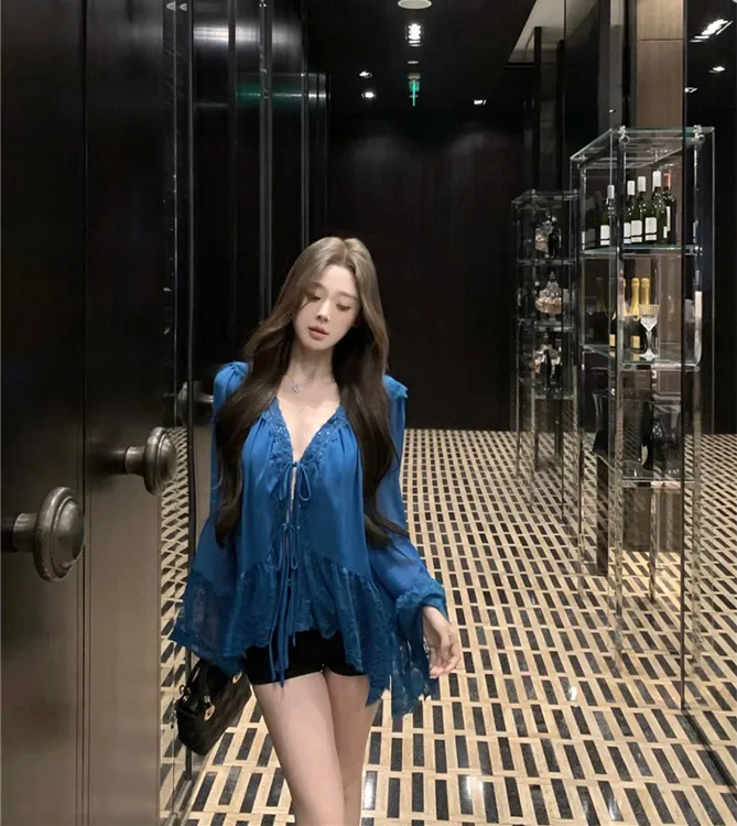 2025初秋新款气质名媛孔雀蓝蕾丝仙气慵懒纯欲衬衫喇叭袖性感上衣