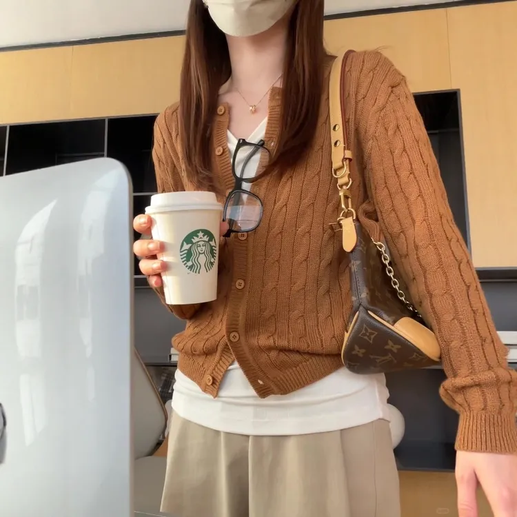 韩系圆领短款针织开衫女2025秋季新款软糯温柔风气质毛衣外套ins