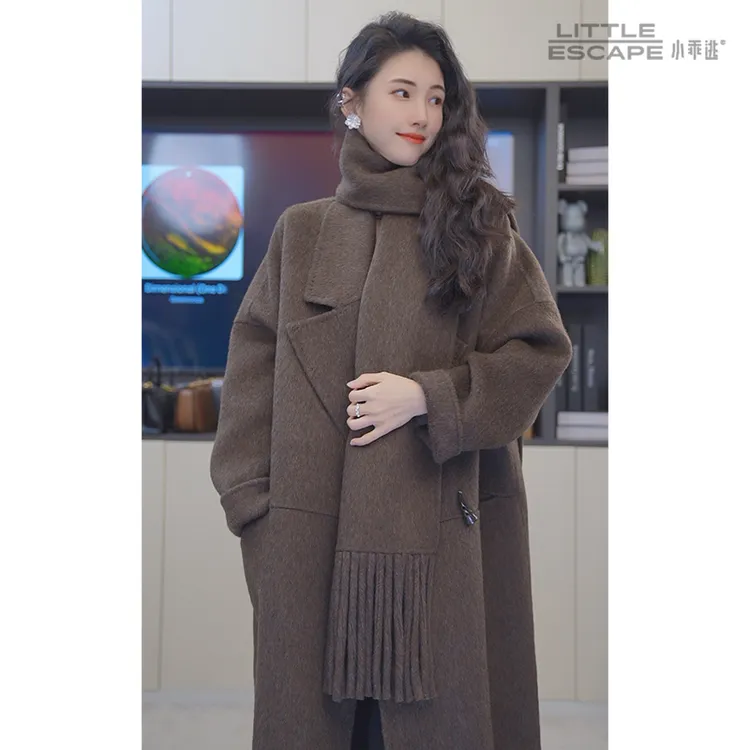 小乖逃X咖色大衣配围巾时尚大气外套时尚冬季简约秋冬百搭MHH135
