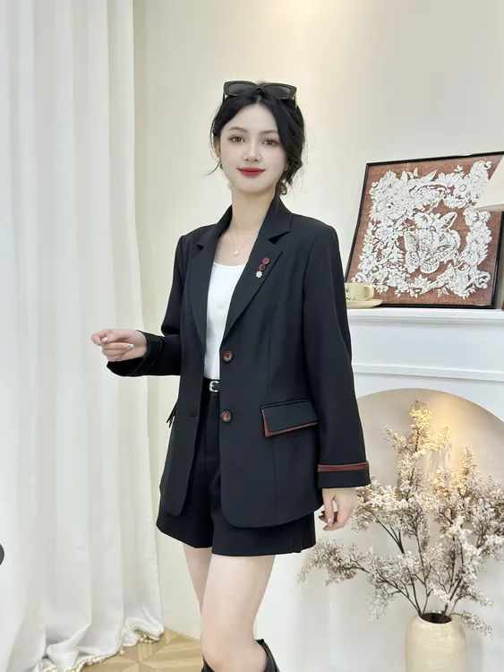 女士职业纽扣常规款西装休闲风小西装秋季气质时尚黑色修身