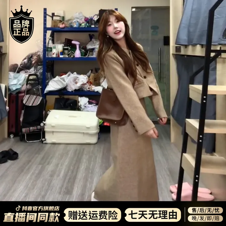 韩系设计感卡其色连衣裙子女秋冬季2025新款百搭休闲上衣两件套装