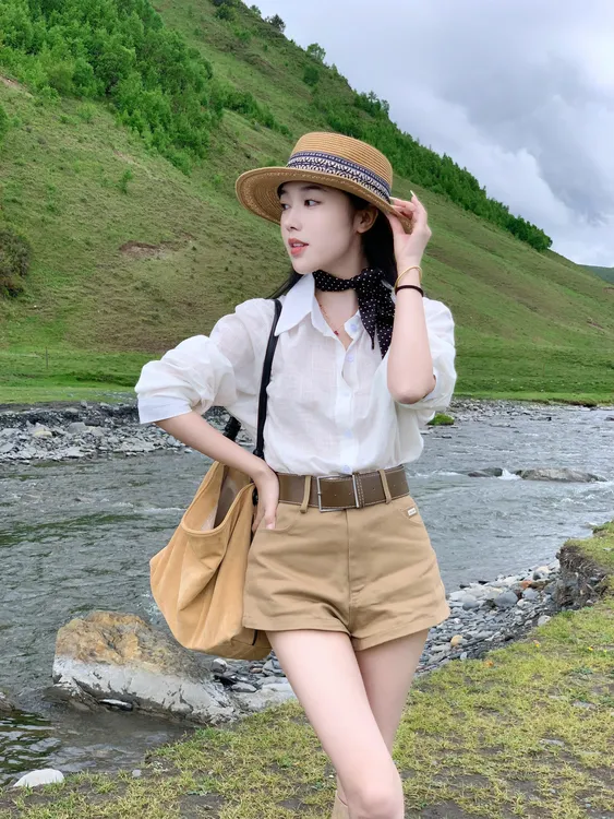 【度假日记】夏季慵懒休闲风时尚套装法式白色衬衫高腰辣妹卡其短裤