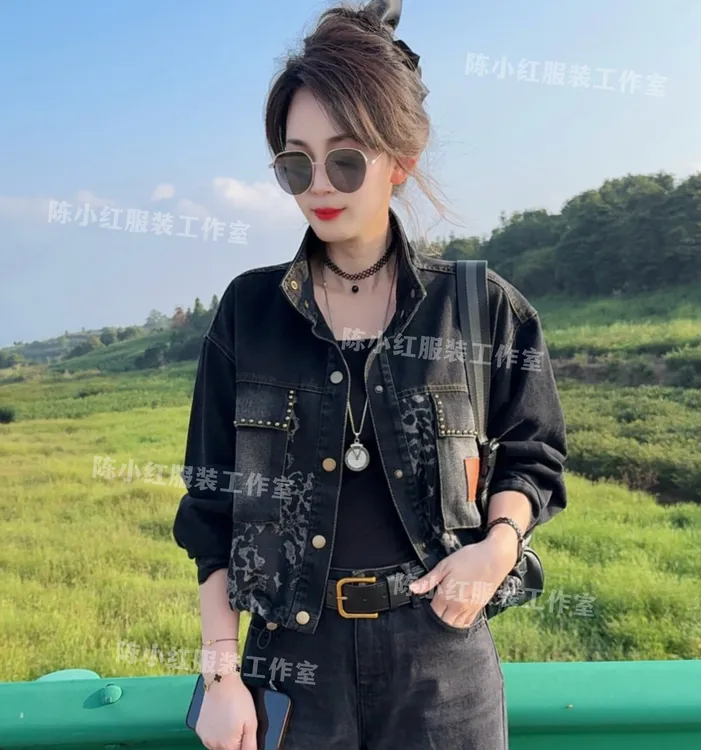 《陈小红服装》2025季新款时尚潮流拼接豹纹炸街牛仔短外套