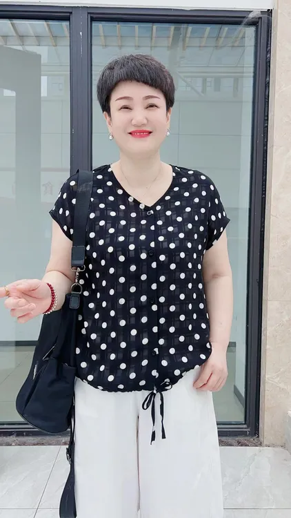 冯小姐时尚大码女装（显瘦洋气减龄遮肉短袖上衣女式木耳边72#）