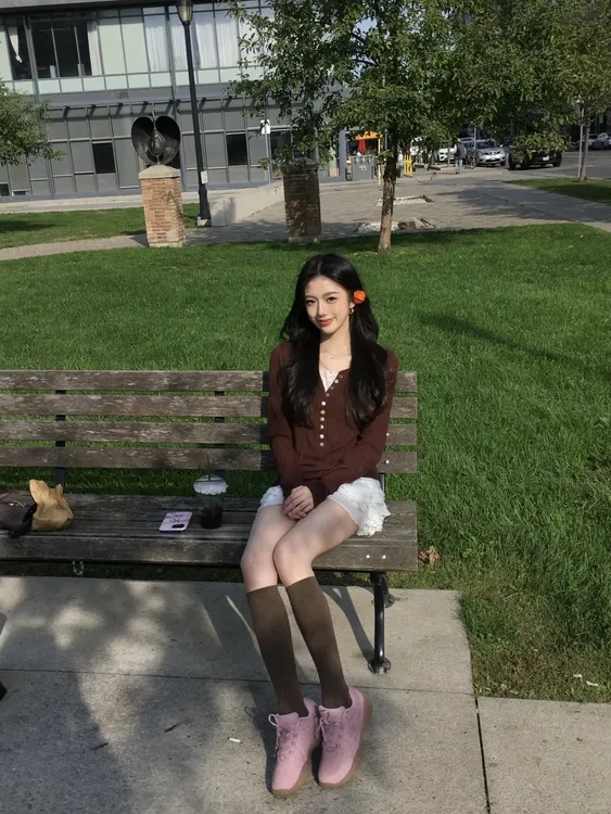 2025秋季新款韩系v领蕾丝拼接长袖针织衫上衣蕾丝蛋糕短裙两件套