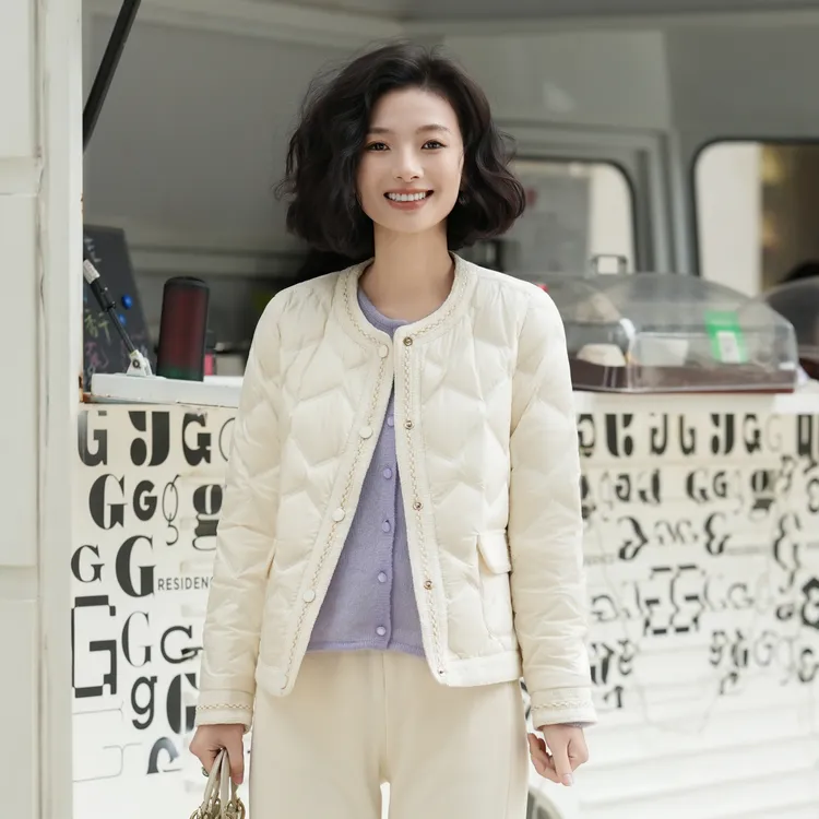 西子/【安徒生】90白鹅绒蓬松度小香风压胶绗缝羽绒服/YRYF0359