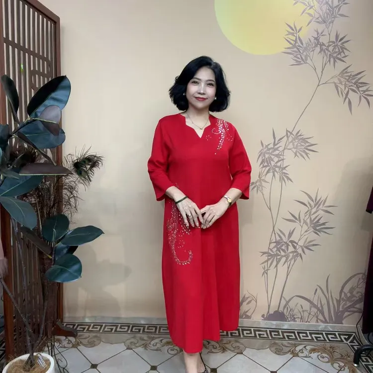 1131秋冬新款洋气V领镶钻针织大码妈妈连衣裙显瘦显气质