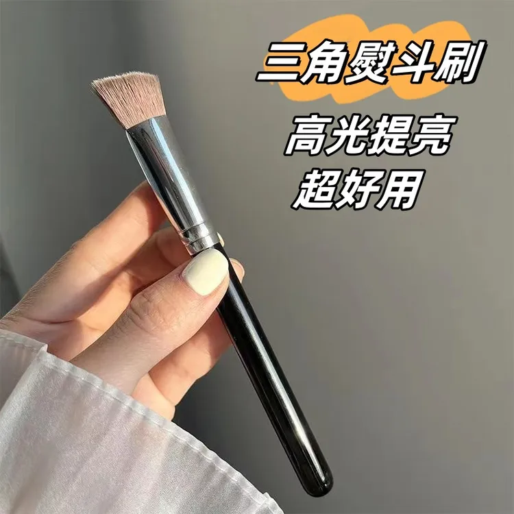三角高光刷熨斗刷遮瑕刷面部无痕粉底刷提亮刷软毛新款化妆刷