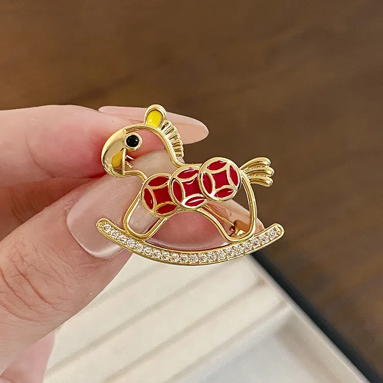 合金胸针 马上有钱木马胸针轻奢时尚个性胸花女款精致铜钱别针扣